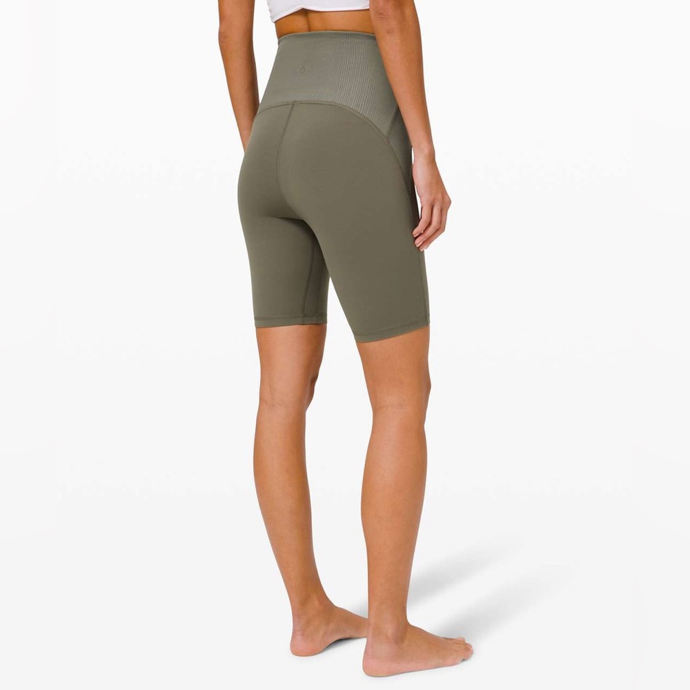 Lululemon Blissful Bend Super High-Rise Short 8"
Army Green 2